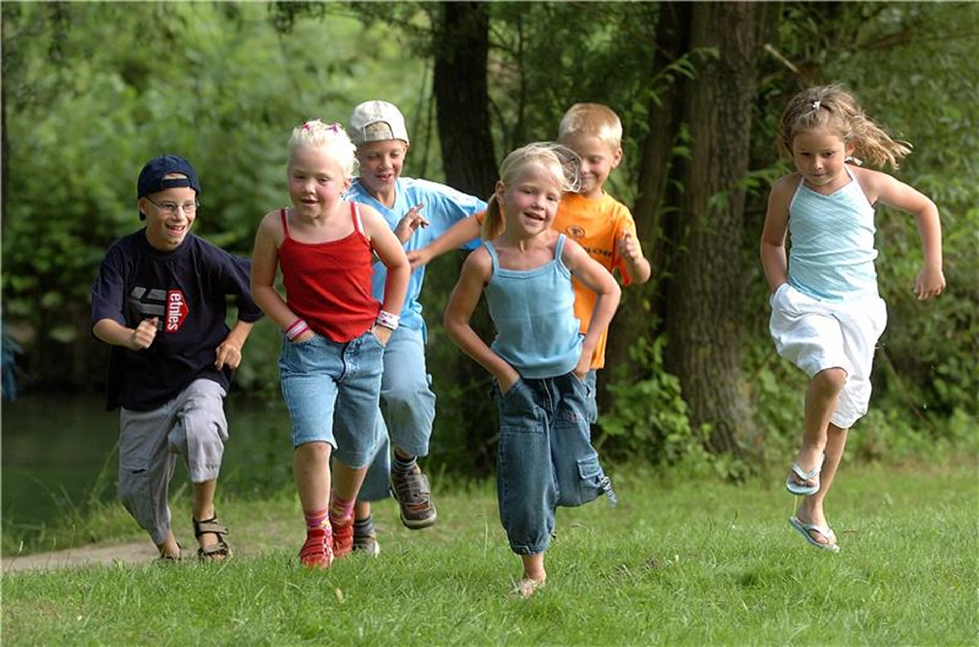 Kinder rennen über eine Wiese