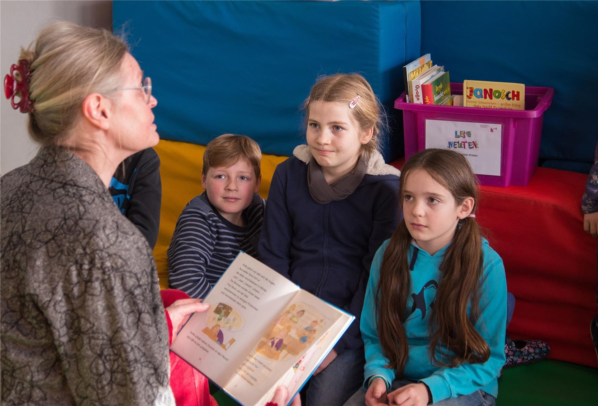 Vier Mädchen gucken in ein Buch