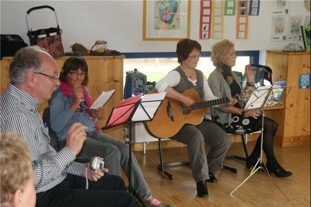 Mehrere Personen beim Musizieren