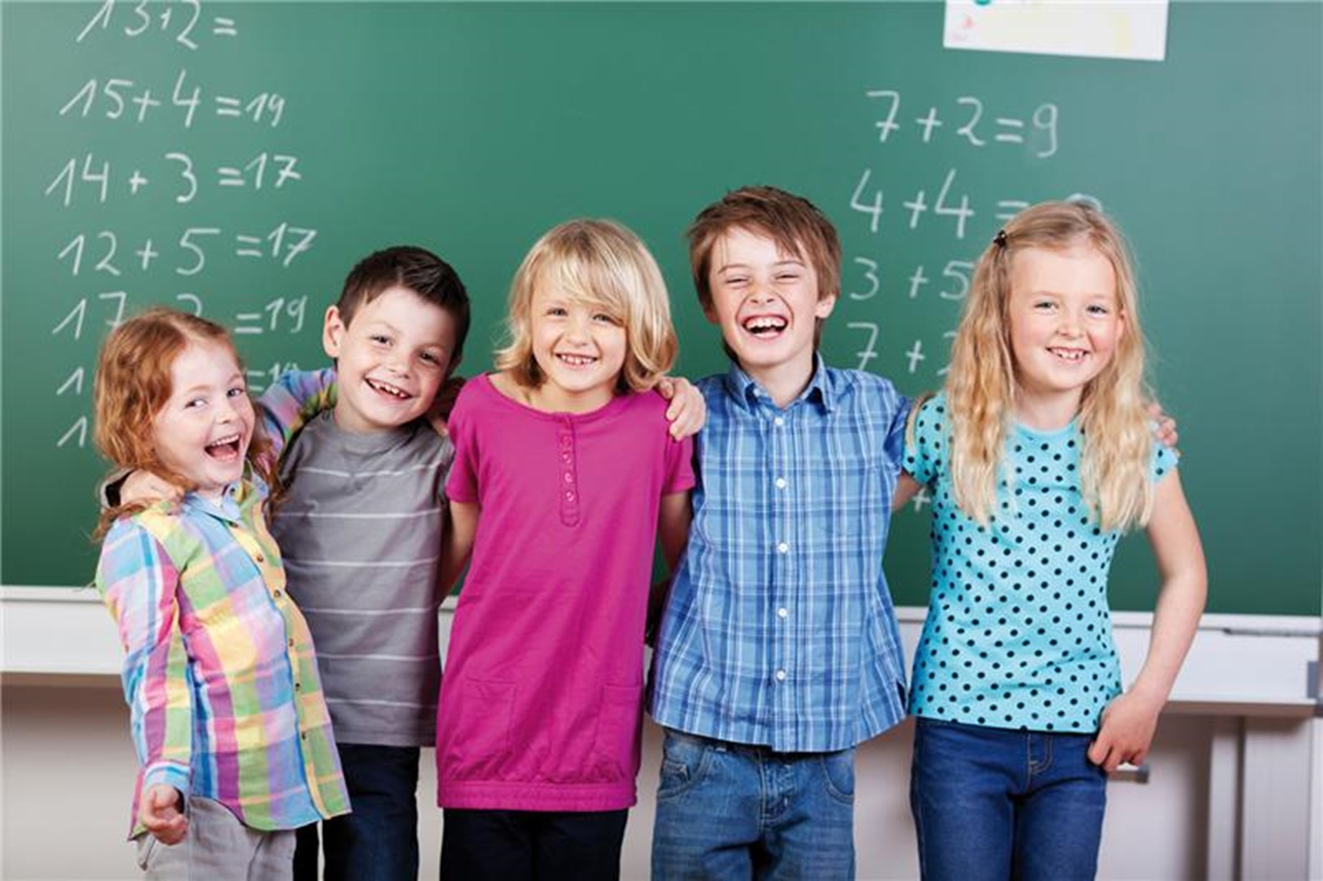 Kinder vor einer Schultafel